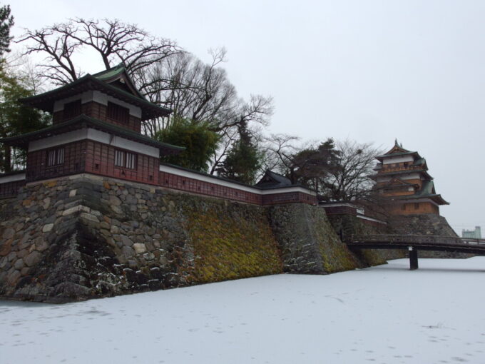 1月中旬冬の上諏訪お堀の凍る高島城