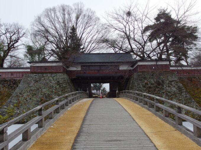 1月中旬冬の上諏訪高島城冠木門より本丸へと入る