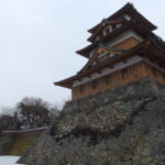 1月中旬冬の上諏訪下から見上げる高島城天守閣