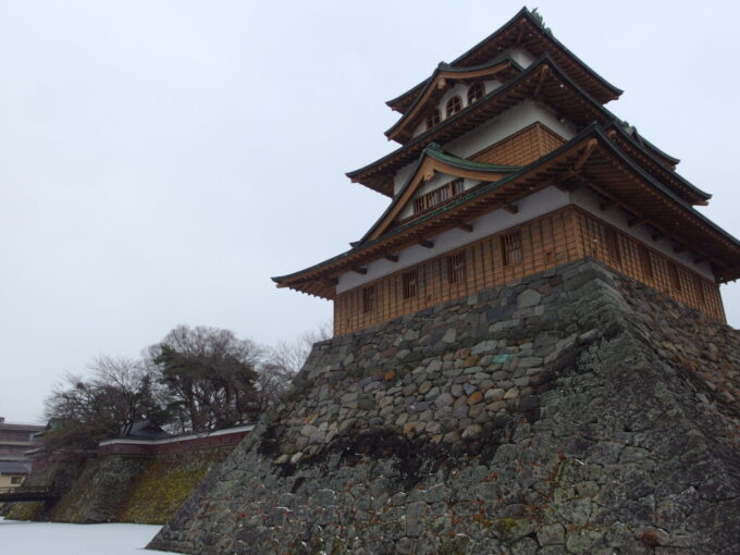 1月中旬冬の上諏訪下から見上げる高島城天守閣