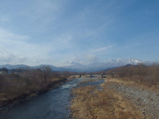 2月中旬リバティ会津車窓から望む大谷川と日光連山