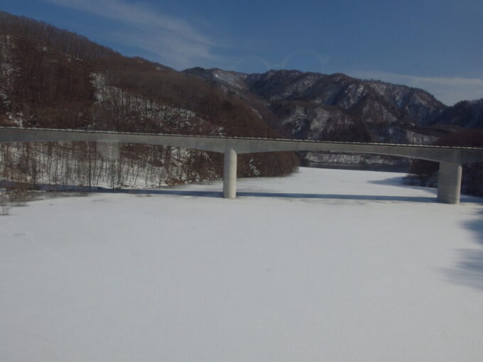 2月中旬リバティ会津車窓から望む結氷した五十里湖