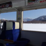 2月中旬会津鉄道車窓を埋め尽くす雪原と銀嶺