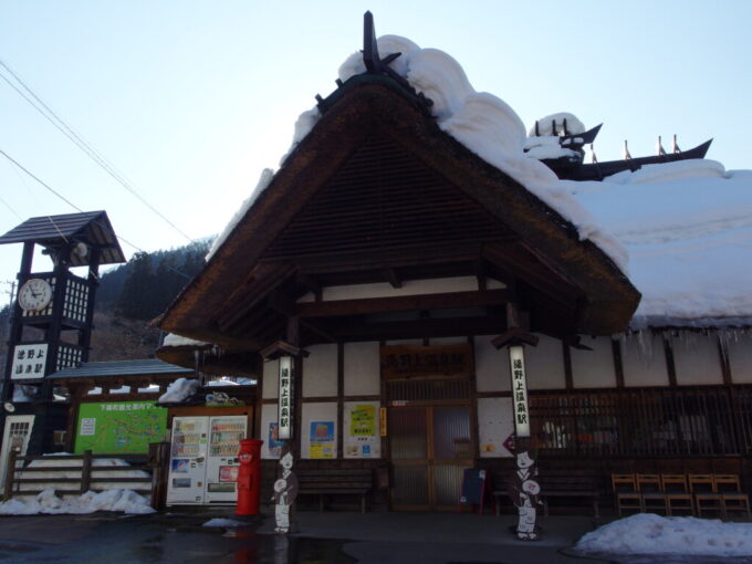 2月中旬会津鉄道茅葺屋根に雪を頂く湯野上温泉駅