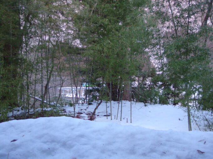2月中旬冬の湯野上温泉民宿いなりや露天風呂から会津鉄道を眺める