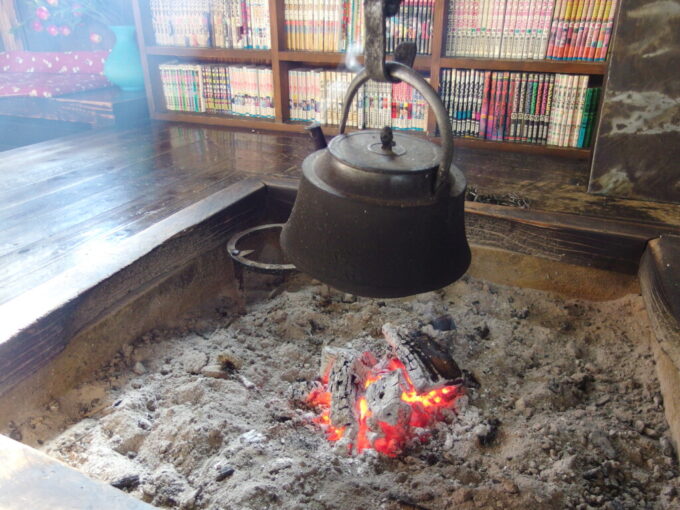 2月中旬冬の湯野上温泉駅温もり溢れる囲炉裏と鉄瓶