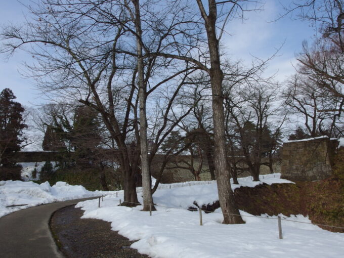 2月中旬冬の会津若松鶴ヶ城南口から二の丸へ