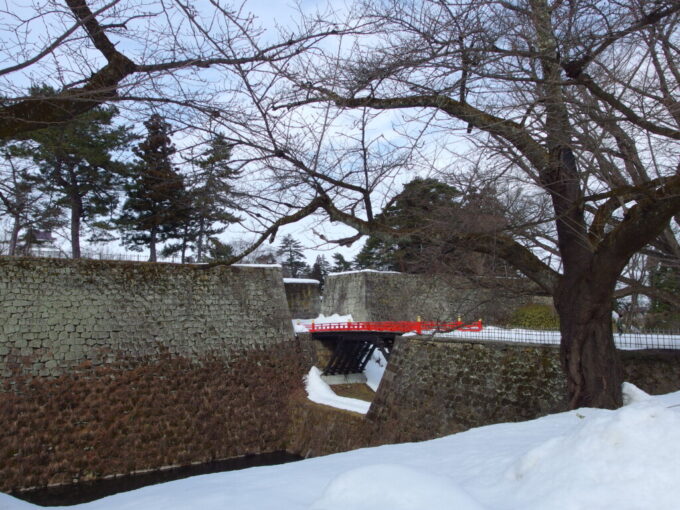 2月中旬冬の会津若松鶴ヶ城雪と石垣に映える廊下橋