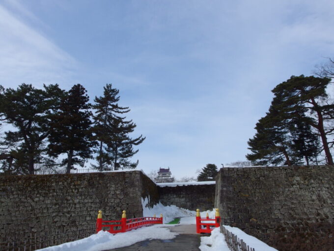 2月中旬冬の会津若松鶴ヶ城赤い欄干の廊下橋と鶴ヶ城天守閣