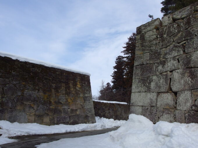 2月中旬冬の会津若松鶴ヶ城廊下橋を渡り桝形を抜ける