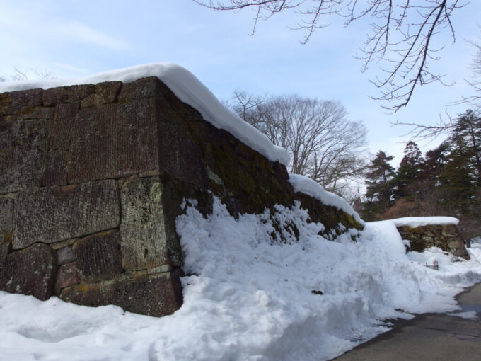 2月中旬冬の会津若松鶴ヶ城積み方の異なる石垣と雪のコントラスト
