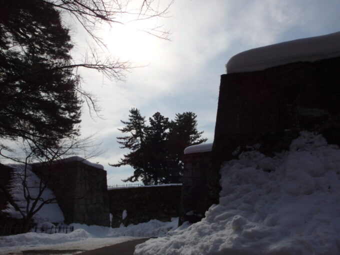 2月中旬冬の会津若松鶴ヶ城幾重にも折り重なる桝形