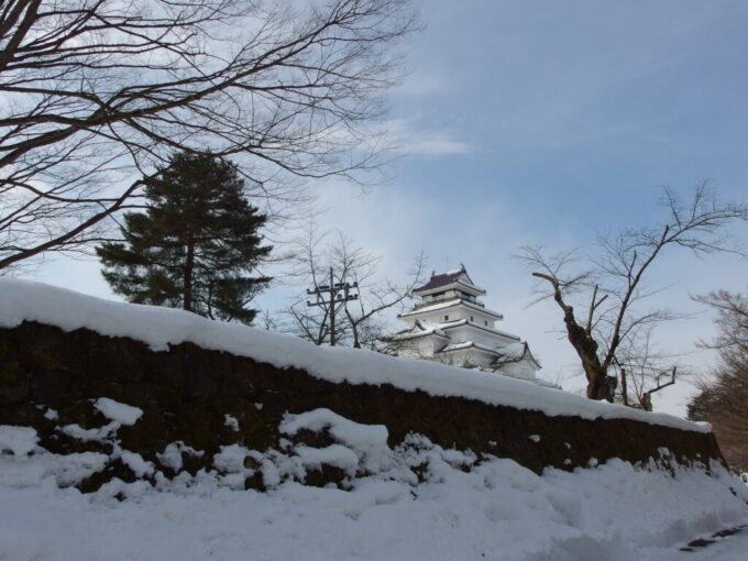 2月中旬冬の会津若松鶴ヶ城雪と石垣、白亜の天守