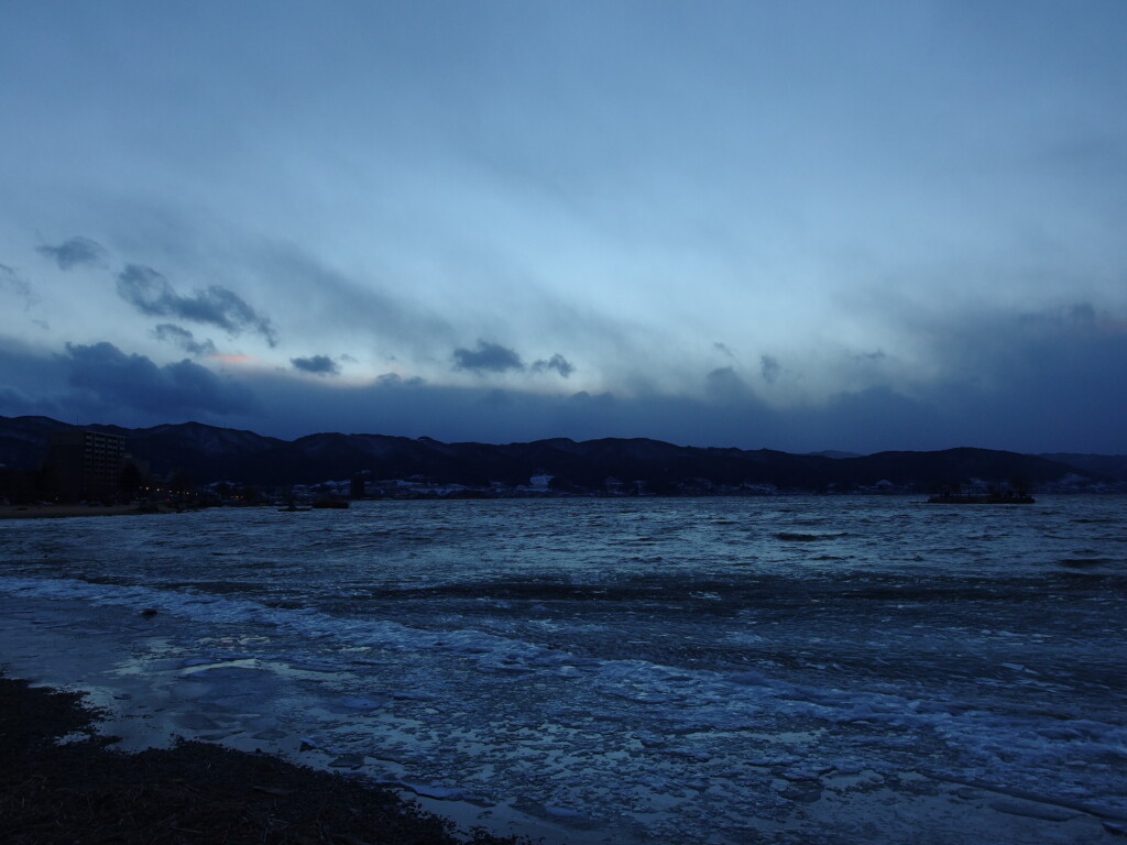 1月中旬冬の上諏訪夕刻の諏訪湖