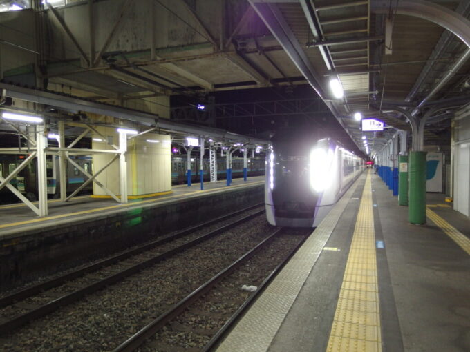 1月中旬冬の上諏訪夜の上諏訪駅に入線するE353系あずさ号新宿行き