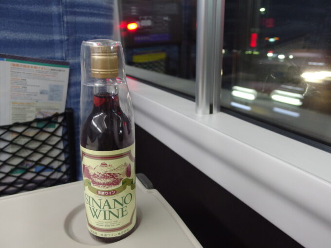 1月中旬冬の諏訪E353系あずさ号新宿行き車内のお供に信濃ワイン赤