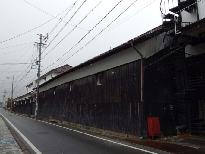 1月中旬冬の上諏訪信州や甲斐から移築された神州一丸高蔵の連なる蔵