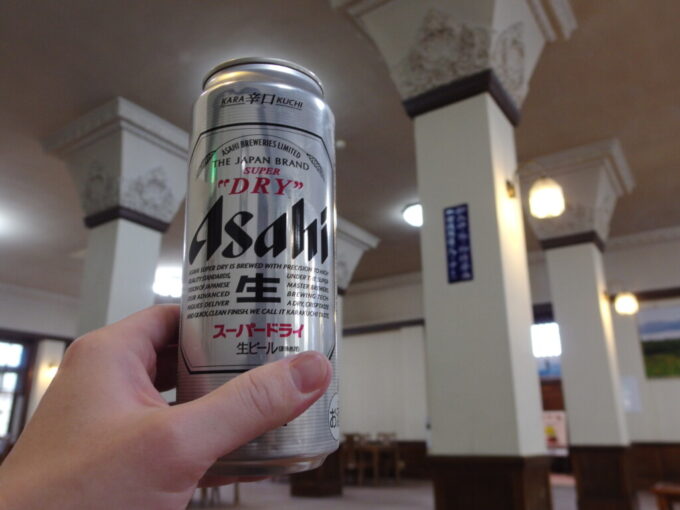 1月中旬冬の上諏訪片倉館の休憩室で湯上りのビールを