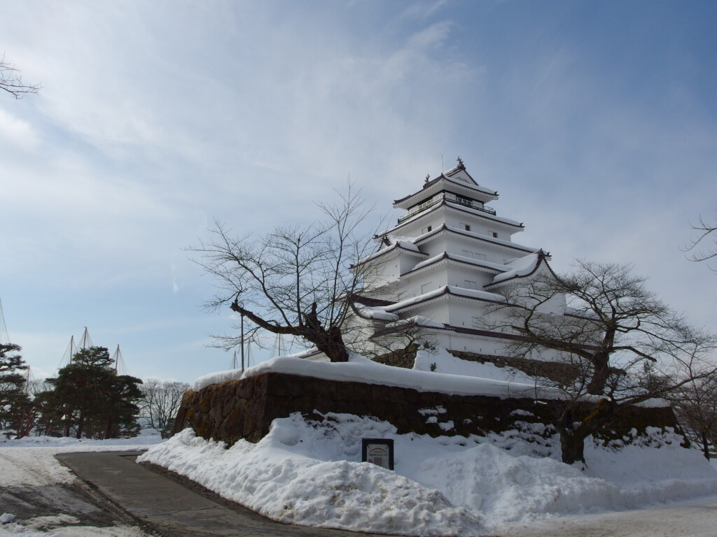 2月中旬冬の会津若松鶴ヶ城雪景色と冬の青空の競演