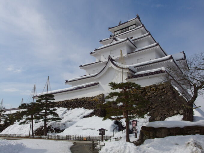 2月中旬冬の会津若松鶴ヶ城冬の青空に聳える白亜の天守