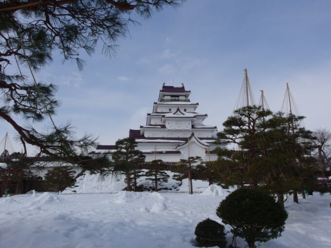 2月中旬冬の会津若松鶴ヶ城冬晴れに映える赤瓦