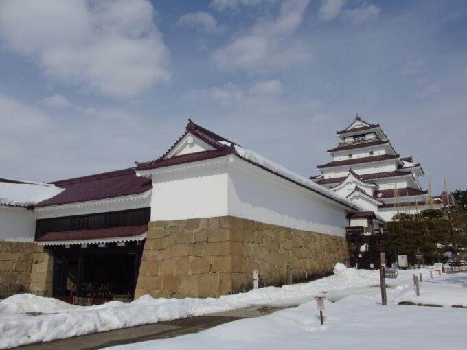 2月中旬冬の会津若松鶴ヶ城どの角度からも美しい天守閣