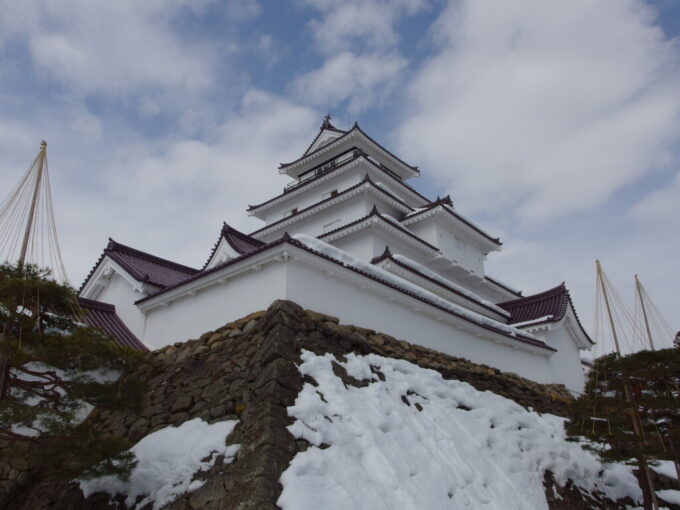 2月中旬冬の会津若松鶴ヶ城雪を纏った野面積みの石垣