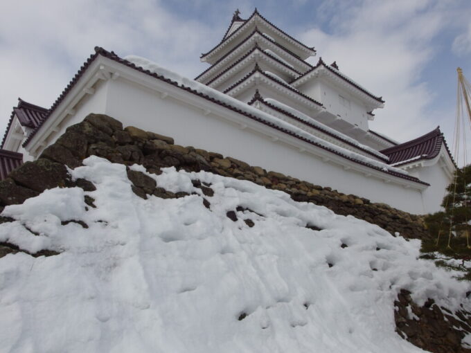 2月中旬冬の会津若松鶴ヶ城荒々しい野面積みの石垣と優美な天守の対比