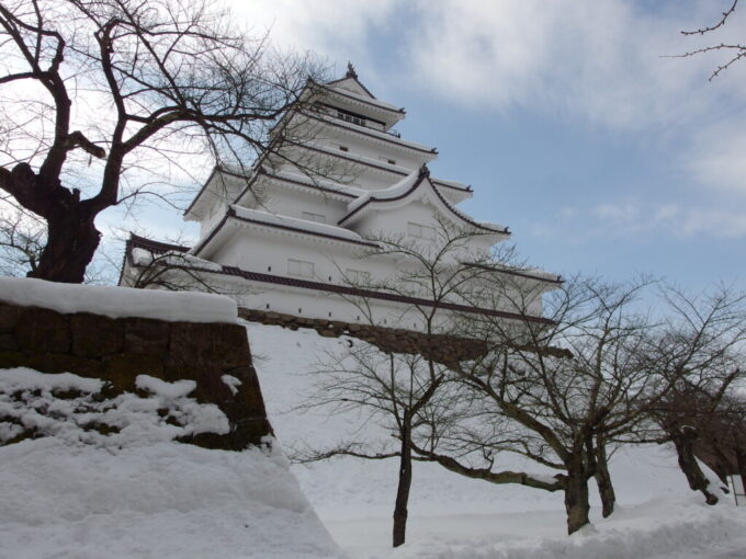 2月中旬冬の会津若松鶴ヶ城帯廓からの見上げる天守の姿