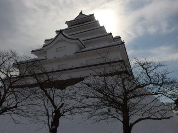 2月中旬冬の会津若松鶴ヶ城冬の太陽を背負い聳える白亜の天守