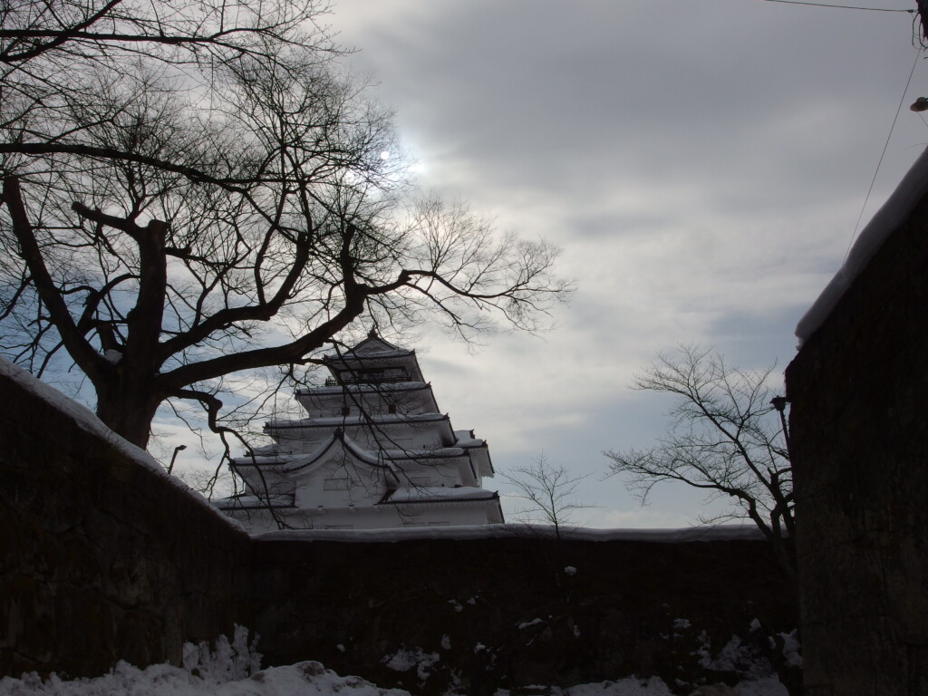 2月中旬冬の会津若松鶴ヶ城去り際に振り返りもう一度