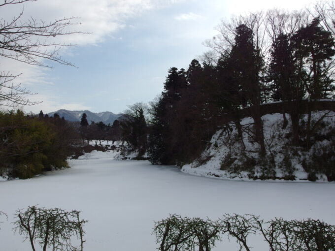 2月中旬冬の会津若松鶴ヶ城白く凍てつくお堀