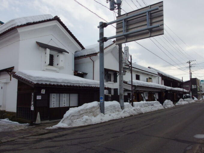 2月中旬冬の会津若松雪に映える白い土蔵