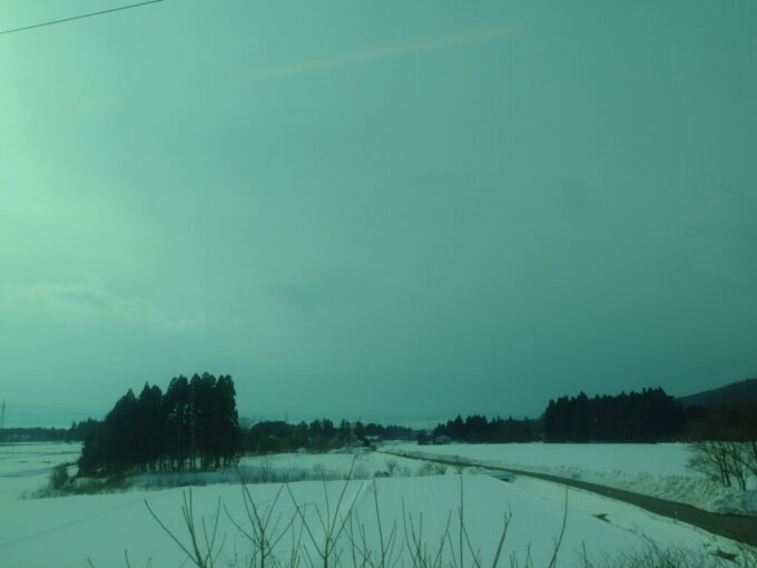 2月中旬冬の磐越西線雪原の先の会津盆地に別れを告げる