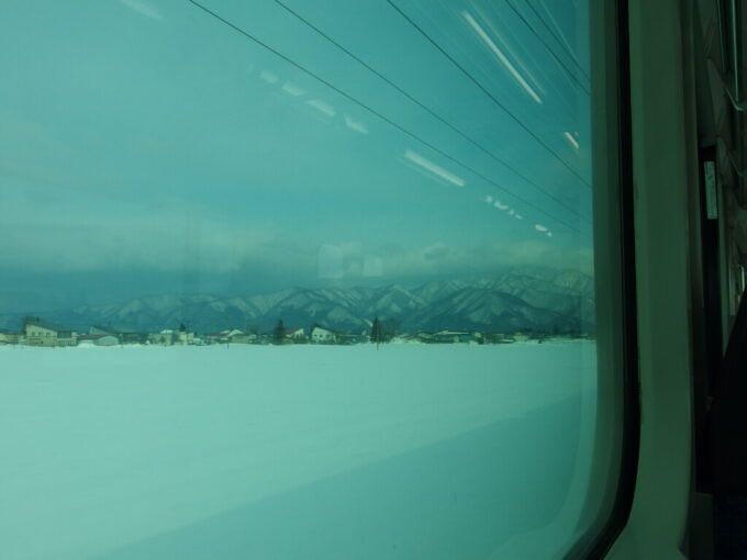 2月中旬冬の磐越西線車窓から奥羽の山並みを望む