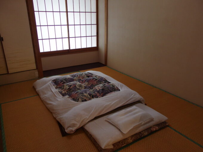 2月中旬冬の中ノ沢温泉磐梯西村屋別館客室6畳の部屋には布団が敷かれている