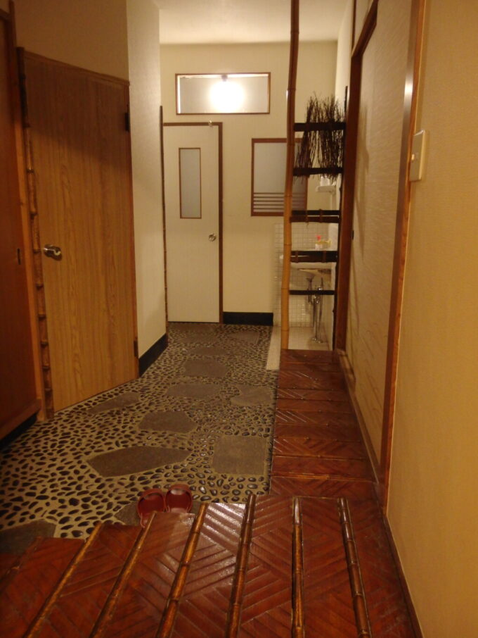 2月中旬冬の中ノ沢温泉磐梯西村屋別館客室内の広いたたき