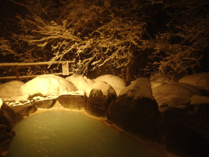 2月中旬冬の中ノ沢温泉磐梯西村屋風情ある夜の雪見露天