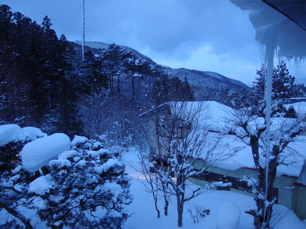 2月中旬冬の中ノ沢温泉磐梯西村屋で迎える青白い雪の朝