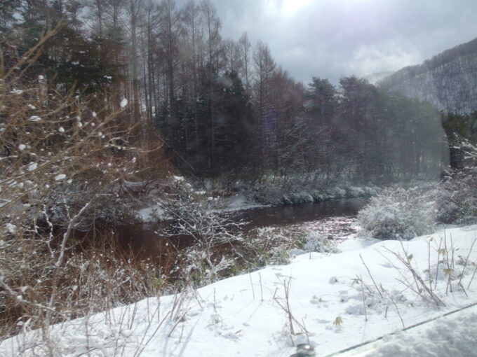 2月中旬冬の猪苗代磐梯東都バス車窓から眺める酸川
