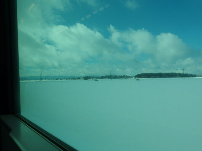 2月中旬冬の磐越西線車窓に広がる雪原