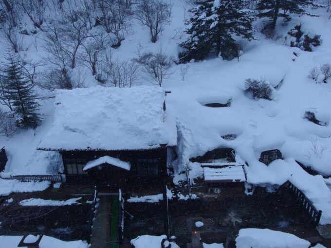 2月中旬冬の高湯温泉旅館玉子客室から見下ろす玉子湯
