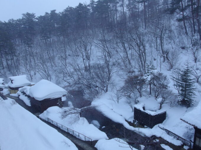 2月中旬冬の高湯温泉旅館玉子客室から眺める川と湯屋