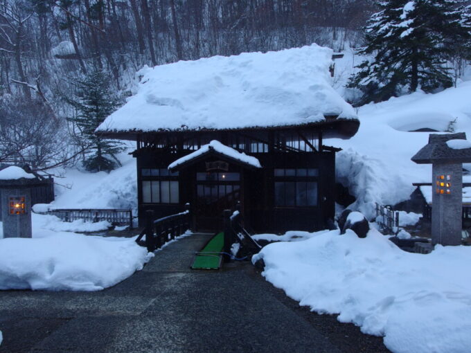 2月中旬冬の高湯温泉旅館雪積もる明治元年築の湯小屋玉子湯