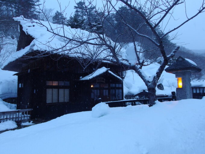 2月中旬冬の高湯温泉旅館玉子湯天渓の湯の帰り道に眺める渋い玉子湯