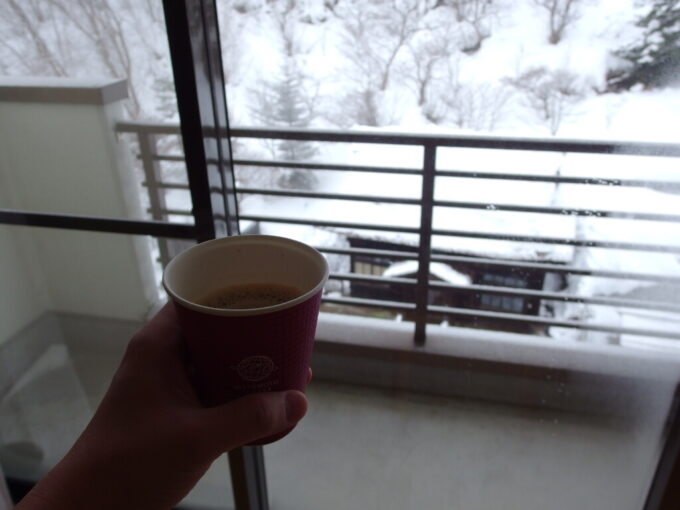 2月中旬冬の高湯温泉旅館玉子湯コーヒーを持ち帰り自室で雪見コーヒータイム