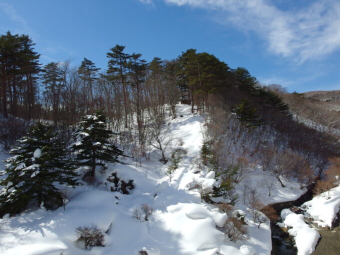 2月中旬冬の高湯温泉旅館玉子湯青空と白い雪