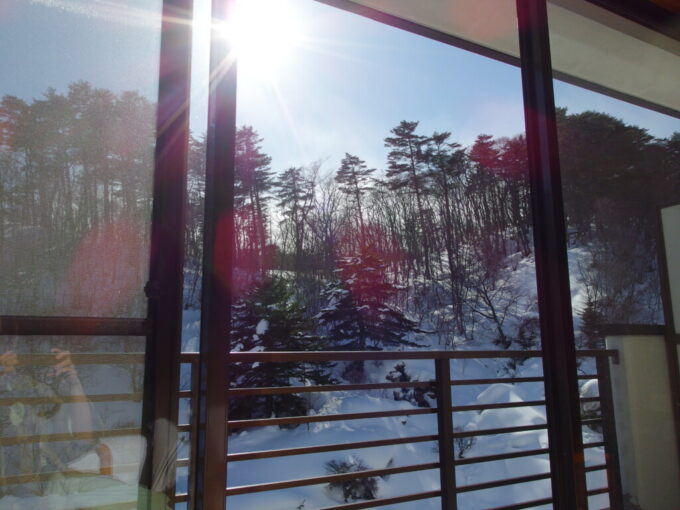 2月中旬冬の高湯温泉旅館玉子湯窓を開けるほどの暖かさ