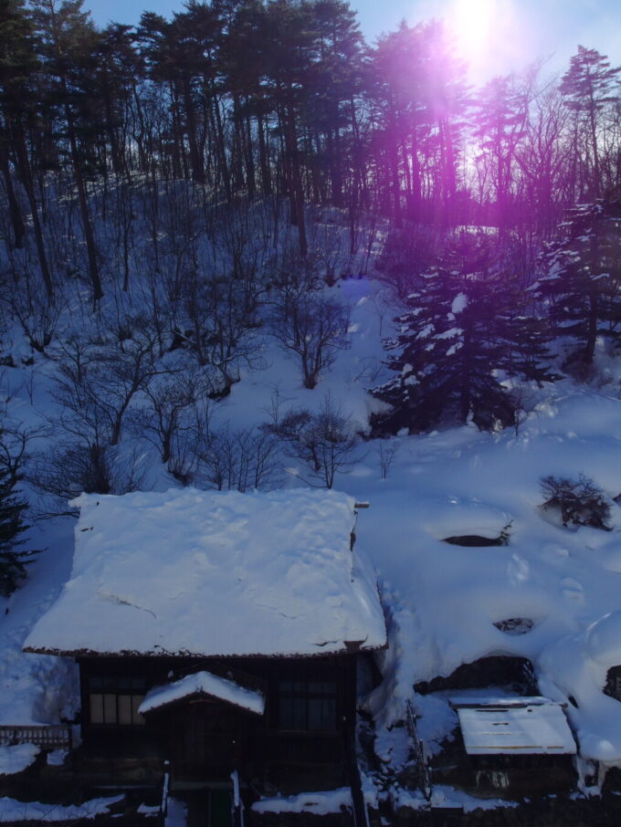 2月中旬冬の高湯温泉旅館玉子湯眩い冬の陽射しと佇む湯小屋