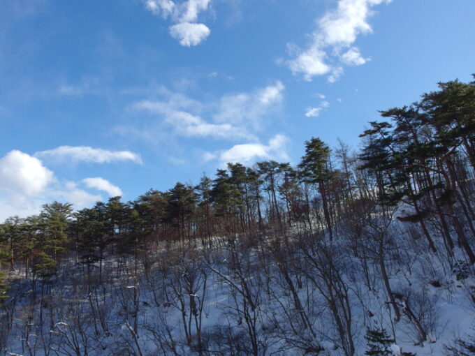 2月中旬冬の高湯温泉旅館玉子湯青空に染まる白い雪